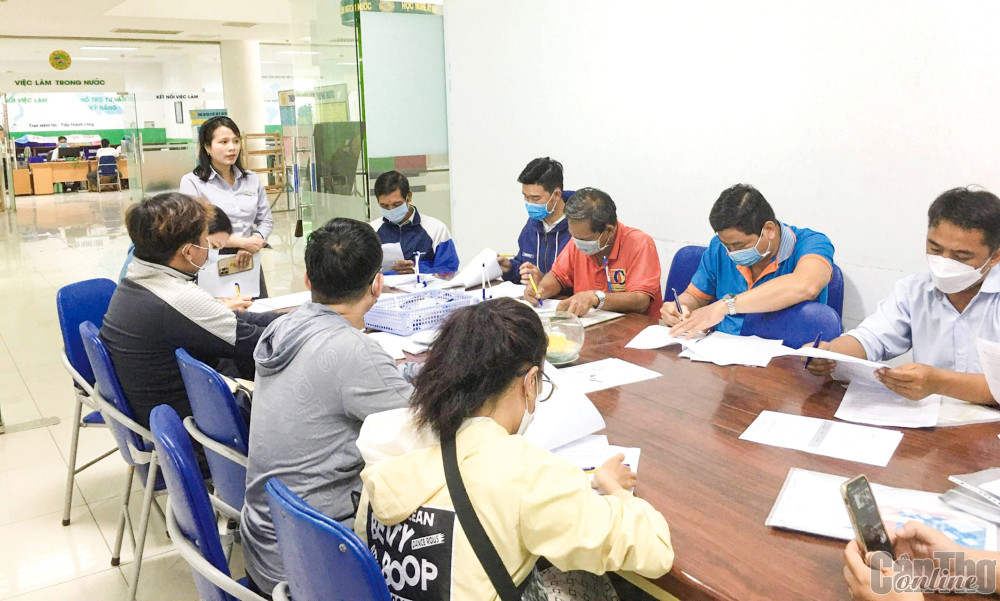 DN tư vấn, thông tin tuyển dụng các vị trí cho tập thể NLĐ.