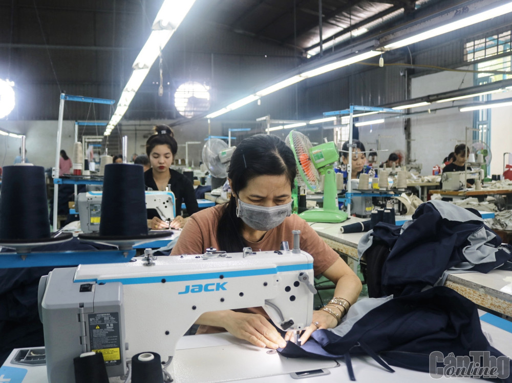 Công ty May Phong Ðiền, huyện Phong Điền, ứng dụng nhiều giải pháp thực hành tiết kiệm năng lượng trong sản xuất hàng may mặc...
