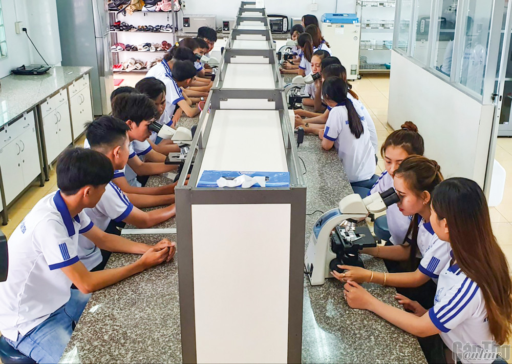 Sinh viên Trường ĐH Kỹ thuật - Công nghệ Cần Thơ trong giờ học.