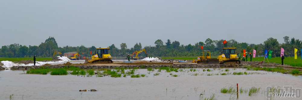 Công trình dự án thành phần Cần Thơ - Hậu Giang (tại huyện Vị Thủy, tỉnh Hậu Giang), thuộc dự án đường bộ cao tốc Cần Thơ - Cà Mau. 