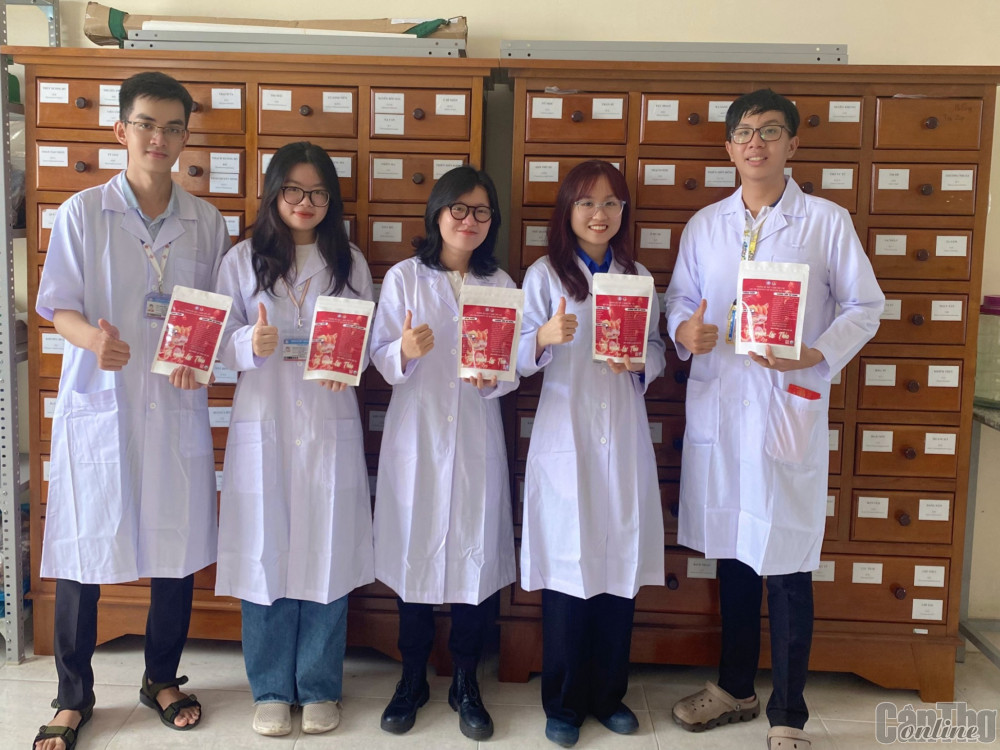 Khởi nghiệp từ dược liệu Các SV thực hiện Dự án khởi nghiệp “Chăm sóc sức khỏe bằng hương trị liệu kết hợp xoa bóp, bấm huyệt”.