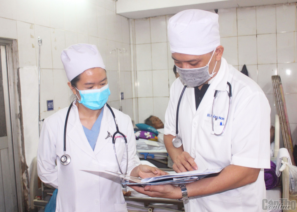 BS Tiểu Vũ trao đổi với đồng nghiệp về tình trạng của bệnh nhân.
