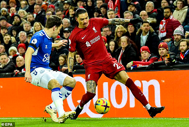 Nunez (phải) chơi nổi bật trên hàng công của Liverpool trong trận thắng Everton. Ảnh: EPA