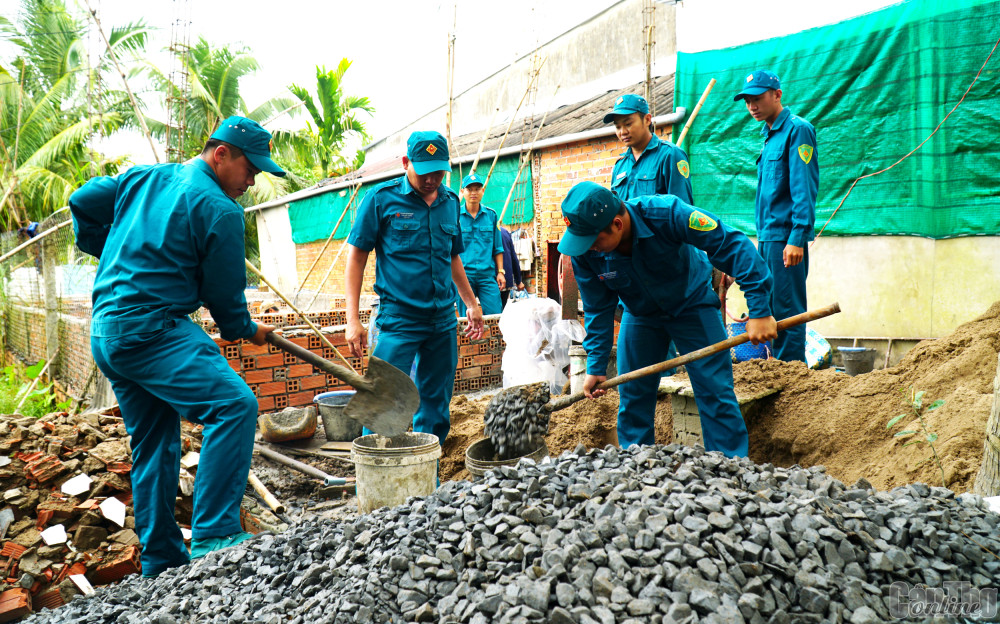 Dân quân xã Nhơn Nghĩa giúp dân xây dựng nhà ở.