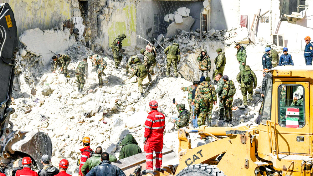 Nhân viên cứu hộ Syria nỗ lực tìm kiếm nạn nhân sau trận động đất. Ảnh: AFP