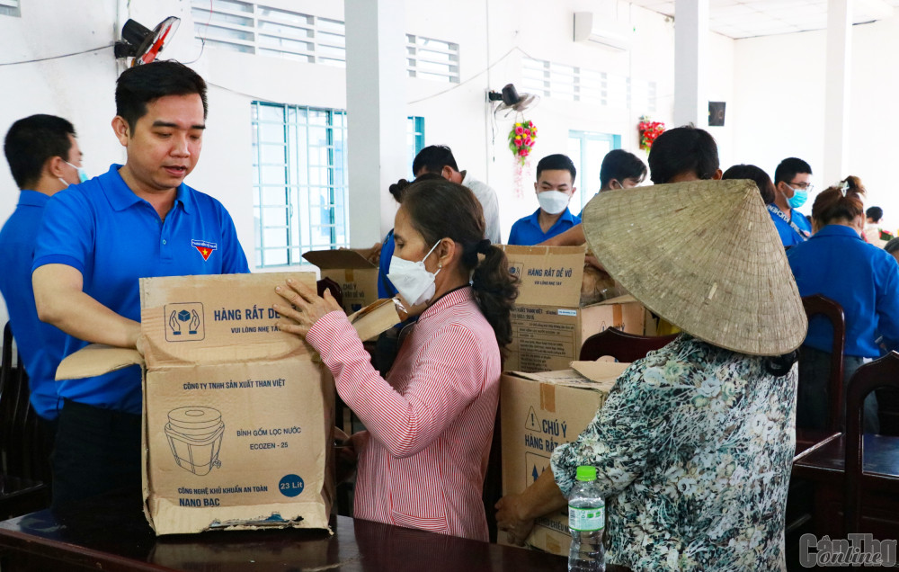 Tháng Thanh niên sẽ có nhiều đội hình tình nguyện tham gia xây dựng nông thôn mới. Trong ảnh: Tuổi trẻ TP Cần Thơ trao thiết bị lọc nước sạch cho bà con có hoàn cảnh khó khăn ở xã Nhơn Nghĩa, huyện Phong Điền.