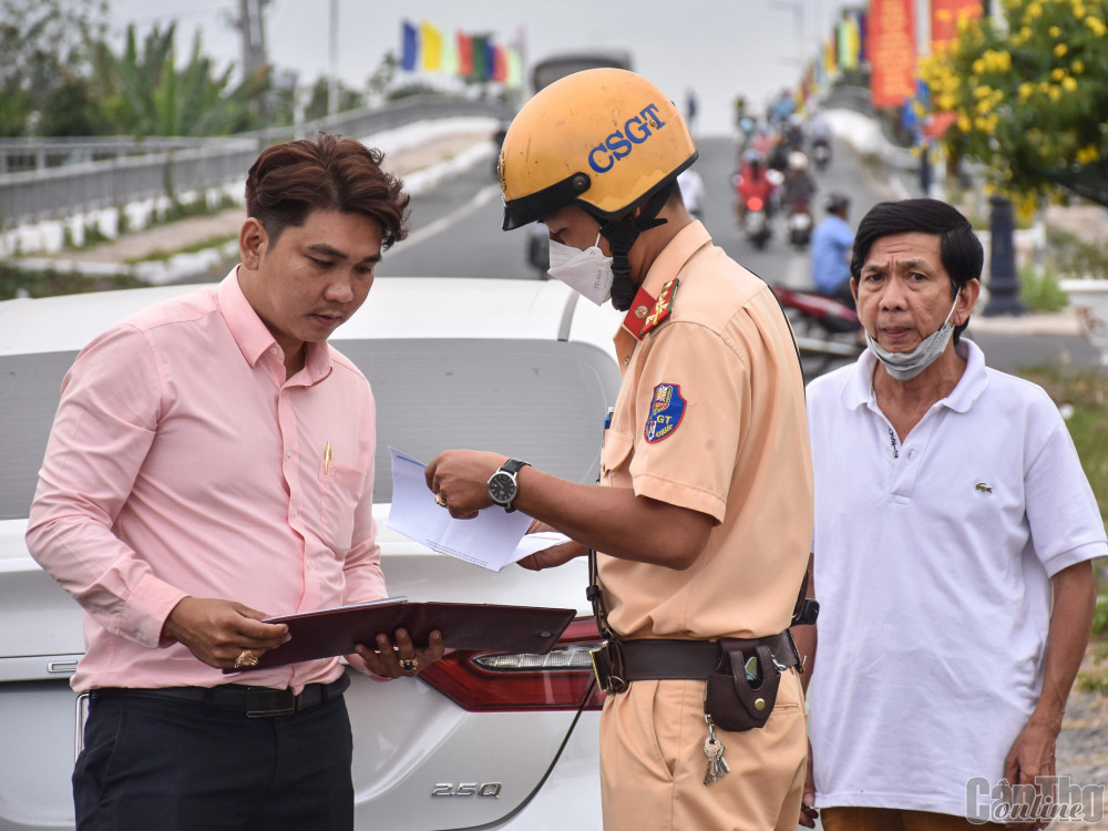 CSGT-TT Công an huyện Phong Điền kiểm tra hành chính người điều khiển phương tiện giao thông đường bộ trên tuyến đường Nguyễn Văn Cừ.