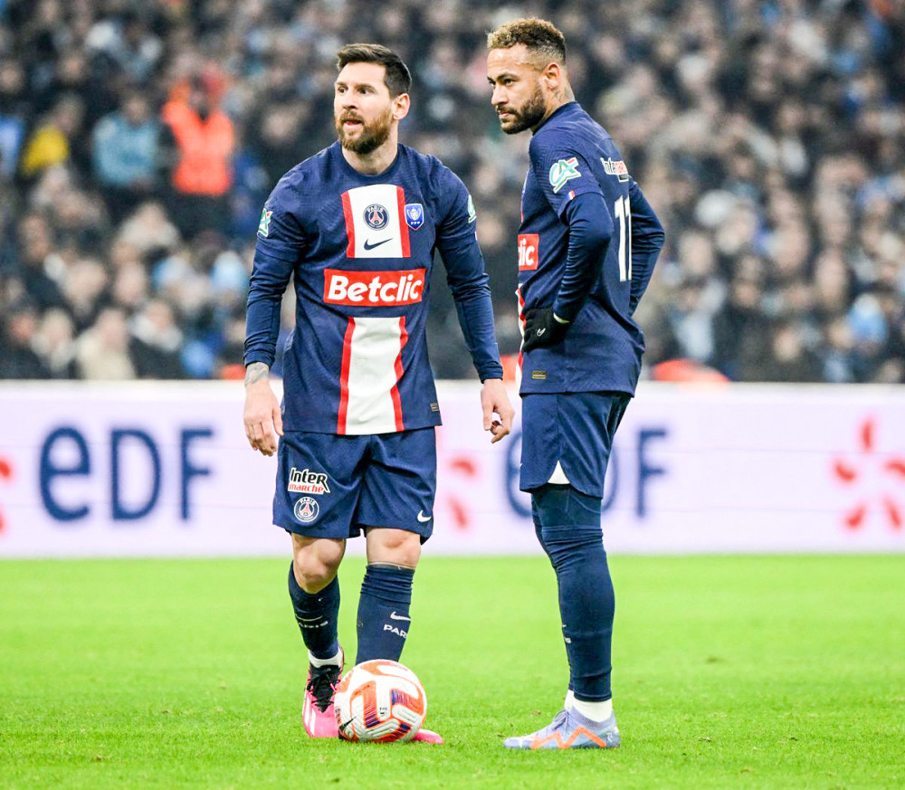 Messi (trái) đang cân nhắc rời PSG vì mệt mỏi với những bất ổn trong phòng thay đồ. Ảnh: Forbes