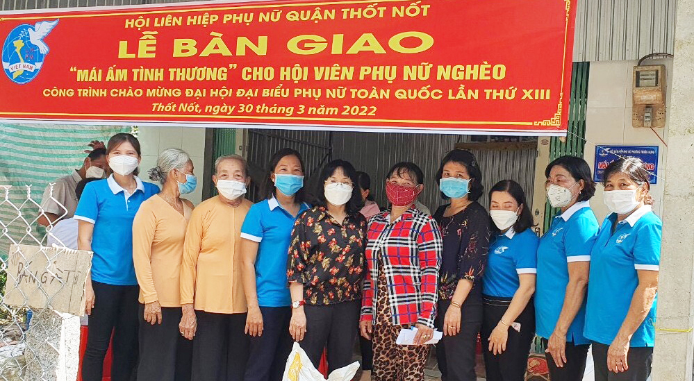 Lễ bàn giao Mái ấm tình thương cho hội viên phụ nữ nghèo, khó khăn ở phường Thuận Hưng, quận Thốt Nốt. Ảnh:  Hội LHPN  phường Thuận Hưng cung cấp