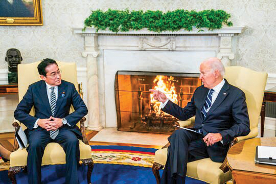 Tổng thống Mỹ Joe Biden (phải) và Thủ tướng Nhật Bản Kishida Fumio tại Phòng Bầu dục của Nhà Trắng hôm 13-1. Ảnh: WP