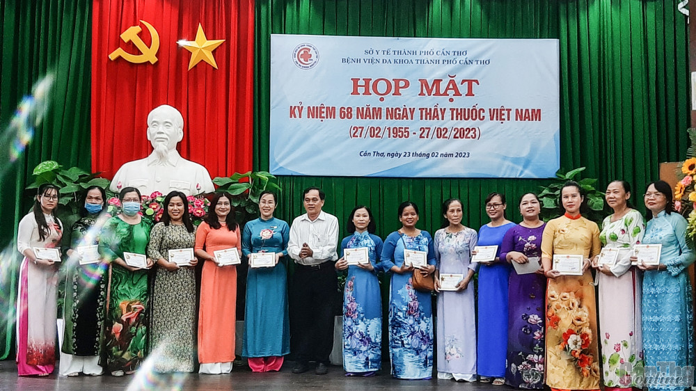 BS Cao Hoàng Anh, Phó Giám đốc Sở Y tế thành phố trao Kỷ niệm chương cho các thầy thuốc BV Đa khoa TP Cần Thơ. 