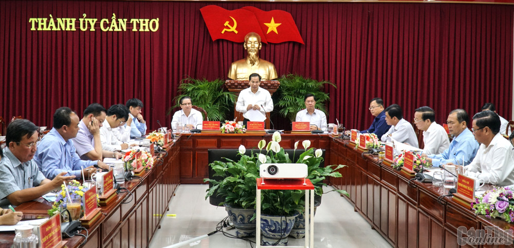 Đồng chí Lê Quang Mạnh, Bí thư Thành ủy phát biểu kết luận và chỉ đạo tại cuộc họp. Ảnh: ANH DŨNG