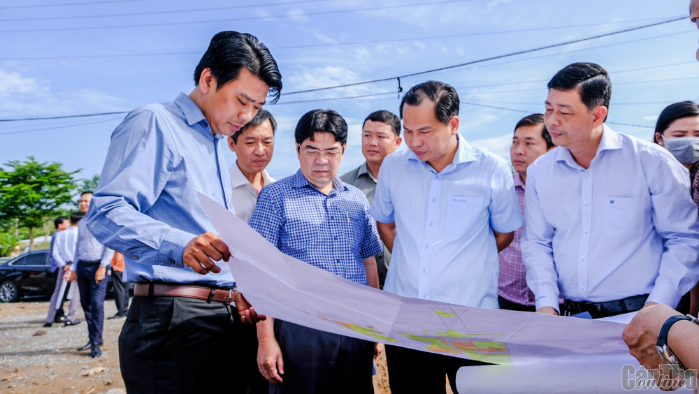 Lãnh đạo TP Cần Thơ kiểm tra công tác giải phóng mặt bằng dự án đường bộ cao tốc Bắc - Nam phía Ðông giai đoạn 2021-2025 đoạn đi qua TP Cần Thơ.