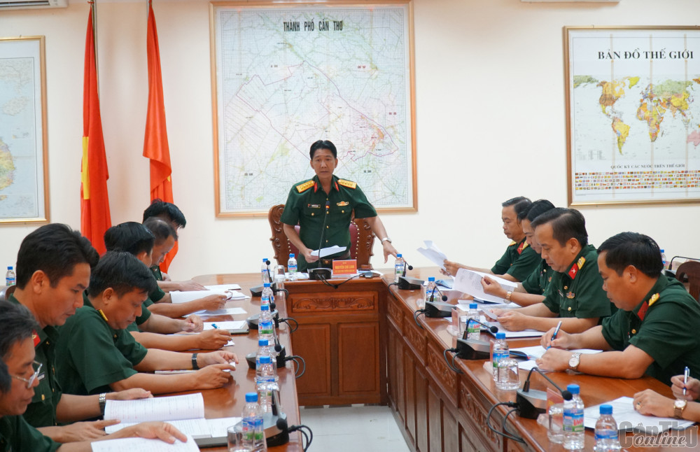 Đại tá Nguyễn Chí Linh, Phó Tham mưu trưởng QK9 phát biểu trong buổi kiểm tra tại Bộ CHQS thành phố.