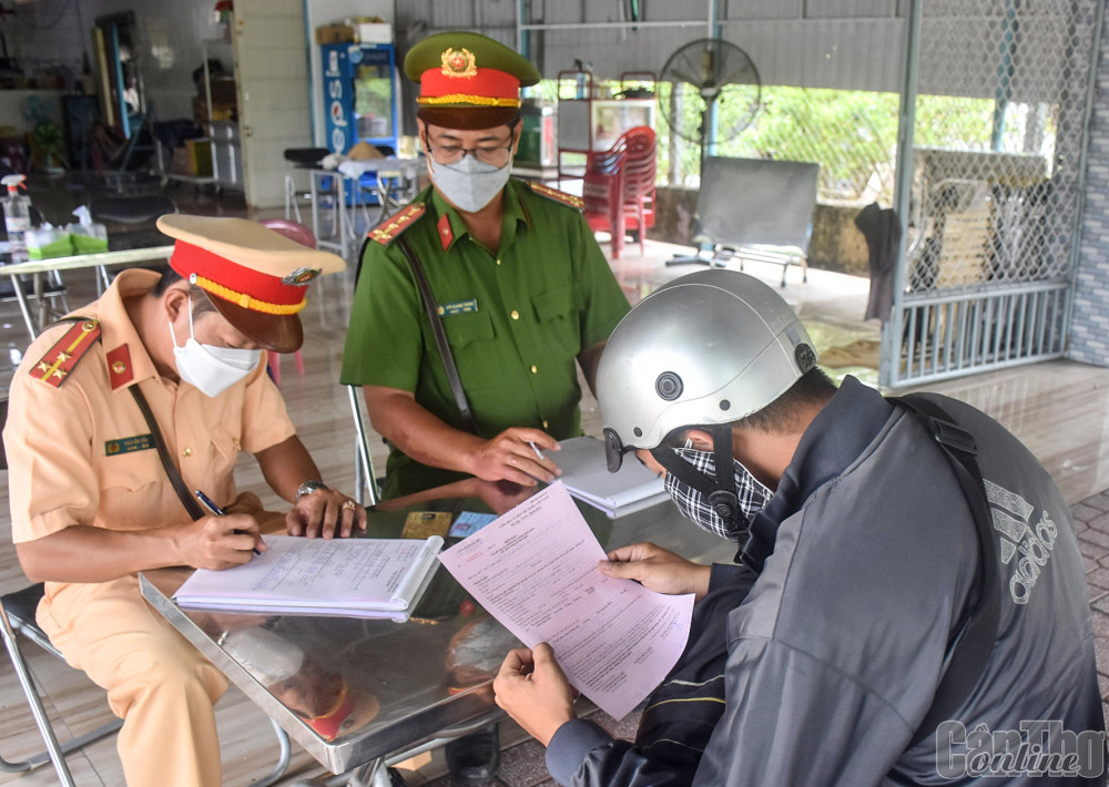 Chỉ xử phạt hành vi không làm thủ tục đăng ký sang tên xe thông qua công tác điều tra, giải quyết vụ tai nạn giao thông; qua công tác đăng ký xe. Trong ảnh: Cảnh sát giao thông Công an quận Thốt Nốt lập biên bản vi phạm hành chính trường hợp vi phạm giao thông. Ảnh: KIM XUÂN