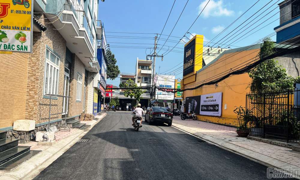 Tuyến đường Đắc Nhẫn, khu vực 5, phường Châu Văn Liêm đã được thi công hoàn thiện hạ tầng, bê tông nhựa mặt đường… giúp người dân đi lại dễ dàng hơn.