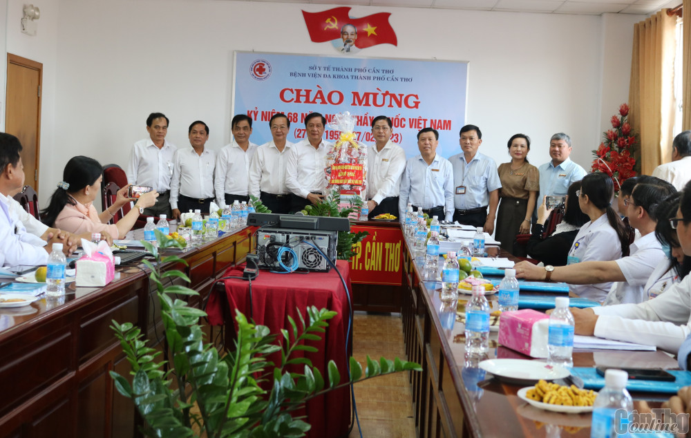 Lãnh đạo thành phố thăm, chúc mừng các bệnh viện nhân Ngày Thầy thuốc Việt Nam
