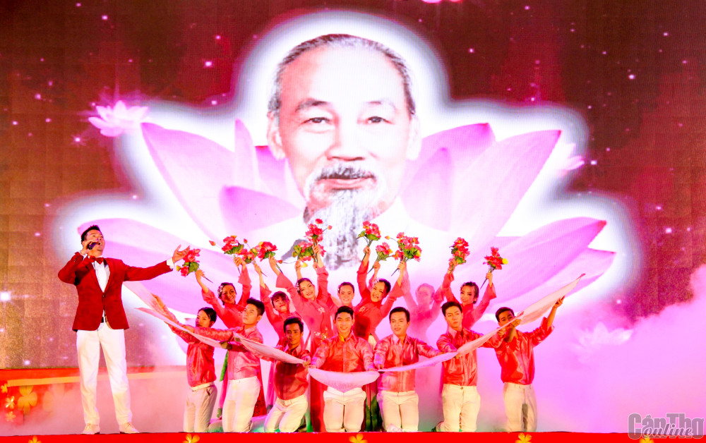 80 năm “Đề cương về văn hóa Việt Nam” Tiết mục nghệ thuật ca ngợi Chủ tịch Hồ Chí Minh trong chương trình nghệ thuật diễn ra tại TP Cần Thơ.