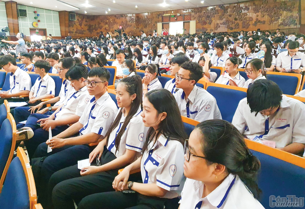 Đông đảo học sinh ở các trường THPT ở TP Cần Thơ tham dự Chương trình Tư vấn hướng nghiệp, xét tuyển ĐH, CĐ năm 2023, với chủ đề “Tiếp bước trường thi”.