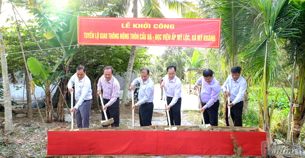 Lãnh đạo huyện Phong Điền thực hiện nghi thức khởi công tuyến lộ giao thông thuộc Chiến dịch năm 2023.