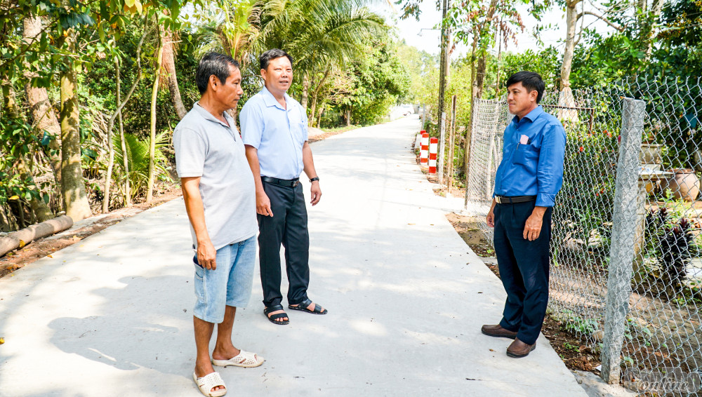 Cán bộ UBKT Đảng ủy phường Thới Long (bên phải) tiếp xúc người dân để nắm tình hình, thực hiện công tác giám sát chi bộ khu vực trong chỉ đạo vận động nhân dân đóng góp nâng cấp tuyến đường Rạch Sung.
