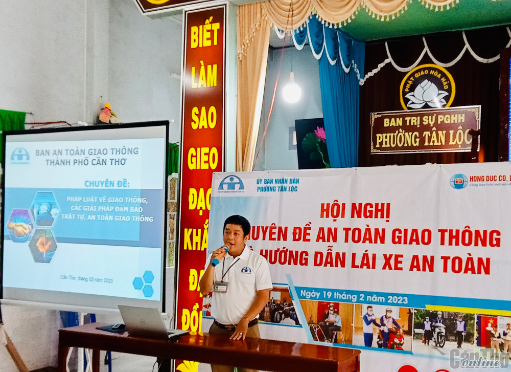 Tuyên truyền an toàn giao thông cho các chức sắc, chức việc, tín đồ các tôn giáo Đại diện Ban ATGT thành phố tuyên truyền, phổ biến các quy định của pháp luật về trật tự, ATGT cho đại biểu tham dự hội nghị.