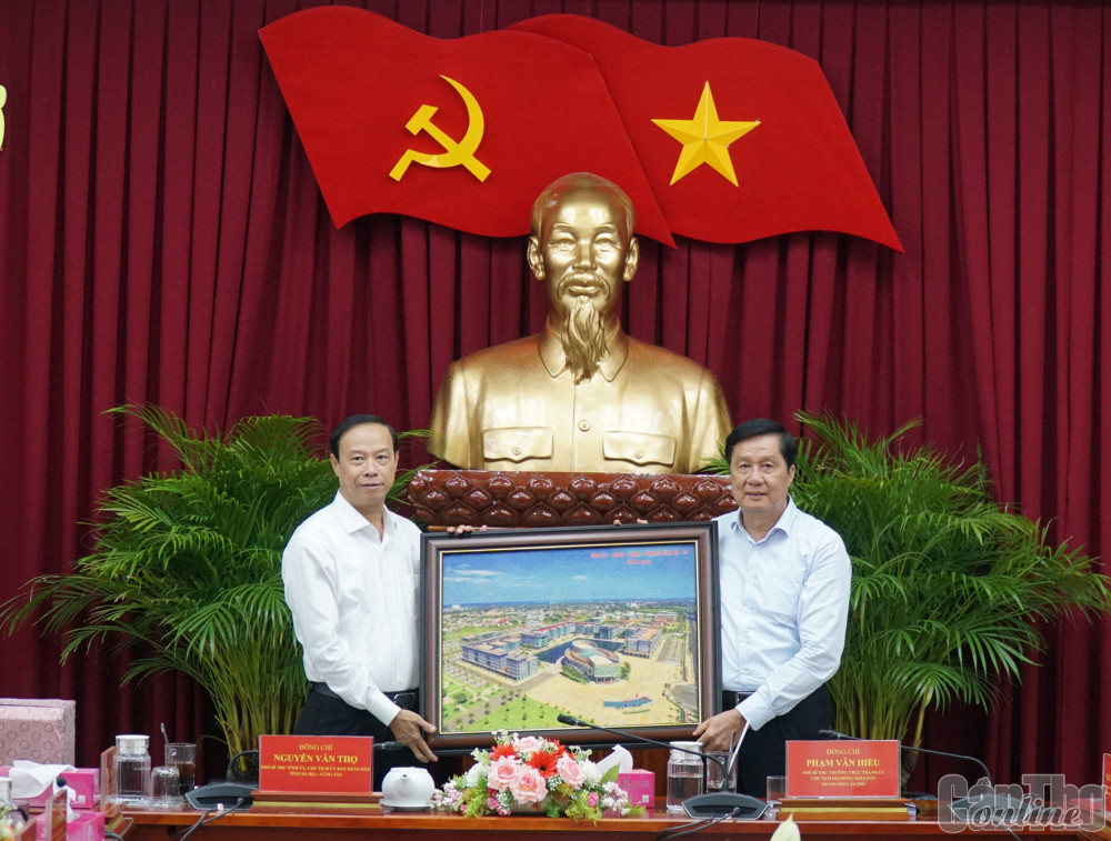 Thường trực Thành ủy tiếp lãnh đạo tỉnh Bà Rịa - Vũng Tàu trao đổi kinh nghiệm về công tác xây dựng đội ngũ cán bộ lãnh đạo, quản lý Lãnh đạo tỉnh Bà Rịa - Vũng Tàu tặng quà lưu niệm Thành ủy Cần Thơ.