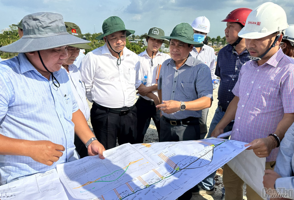 Lãnh đạo TP Cần Thơ kiểm tra công trình xây dựng cầu Trần Hoàng Na.