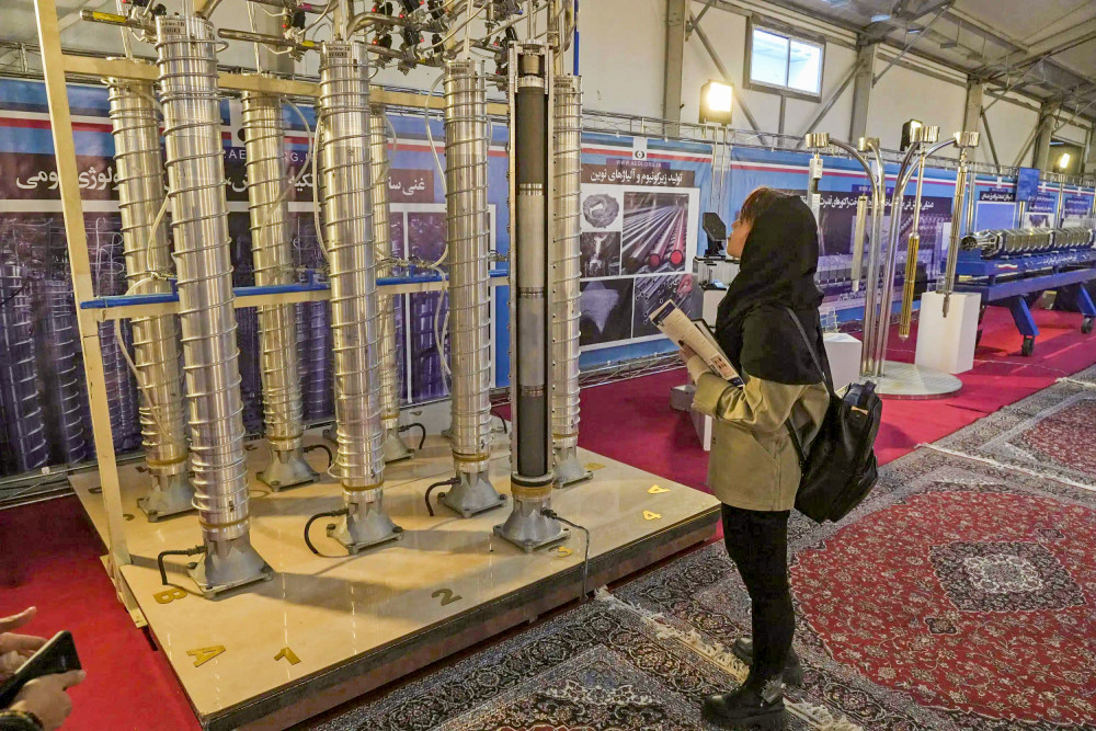 Một sinh viên tham quan triển lãm về những thành tựu hạt nhân của Iran. Ảnh: AP