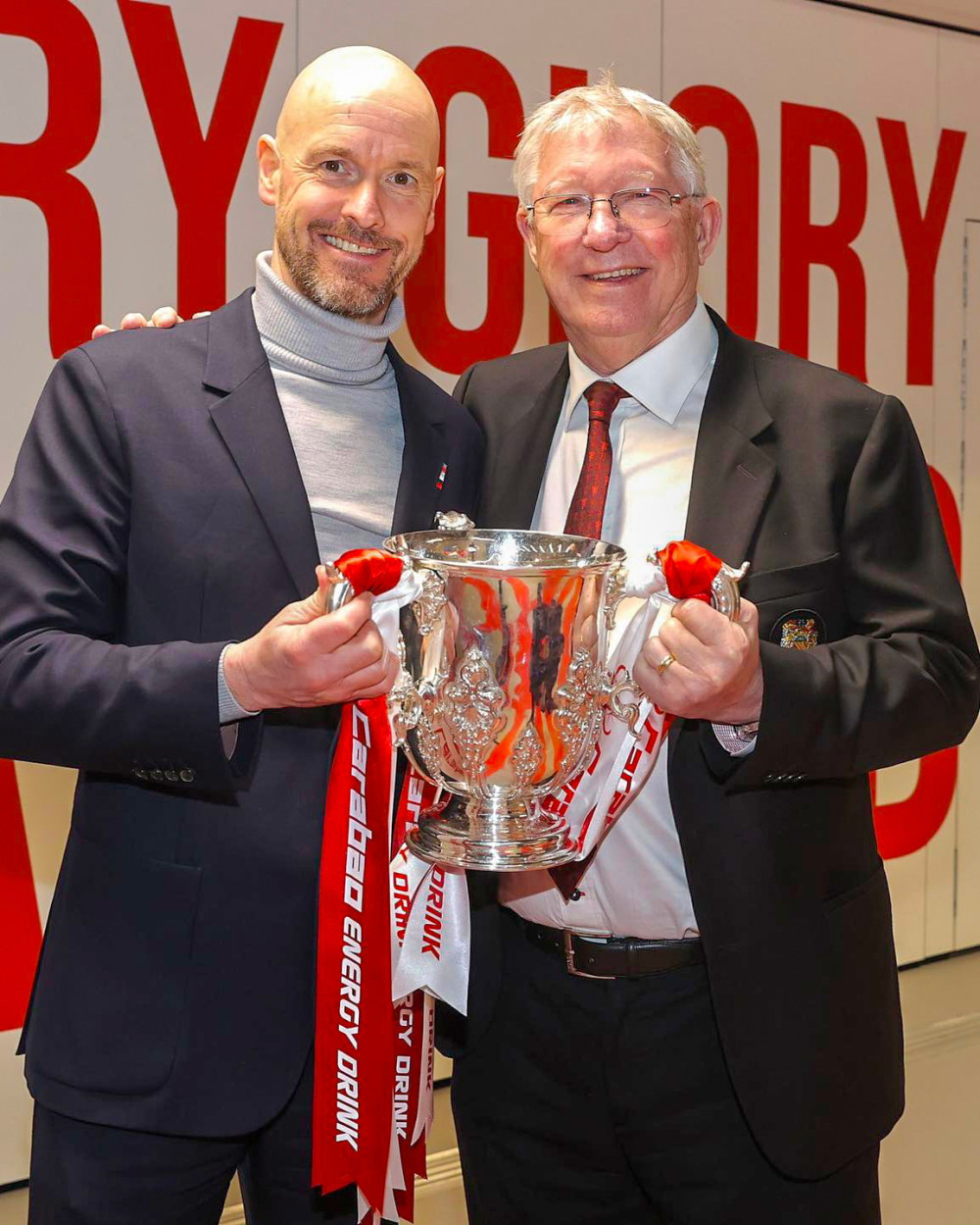 Ten Hag (trái) “khoe” Cúp Liên đoàn với HLV huyền thoại Alex Ferguson. Ảnh: Twitter