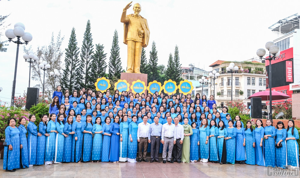 Sôi nổi các hoạt động mừng Ngày Quốc tế Phụ nữ 8-3 Hội LHPN quận Ninh Kiều phối hợp tổ chức viếng Tượng đài Bác Hồ và phát động hưởng ứng “Tuần lễ Áo dài”. Ảnh: KIỀU CHINH