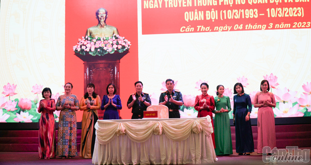 Các tổ hội phụ nữ thuộc Hội Phụ nữ Bộ CHQS thành phố ký kết giao ước thi đua trước sự chứng kiến của lãnh đạo Bộ CHQS thành phố.