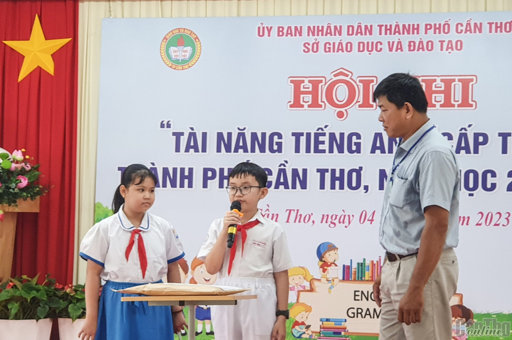 Các em học sinh xác nhận bì đựng đề thi còn bảo mật, an toàn. Ảnh: B.NG