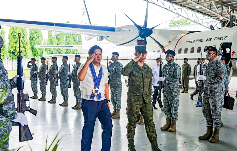Tổng thống Marcos Jr. (trái) tại căn cứ không quân Mactan-Benito Ebuen hôm 27-2. Ảnh: AP