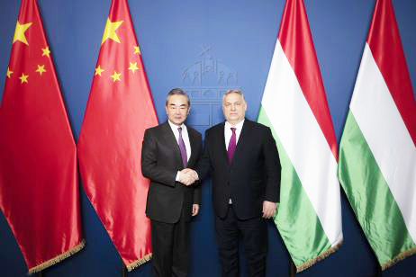 Nhà ngoại giao hàng đầu Trung Quốc Vương Nghị (trái) và Thủ tướng Hungary Viktor Orban trong cuộc gặp tại thủ đô Budapest hôm 19-2. Ảnh: AP