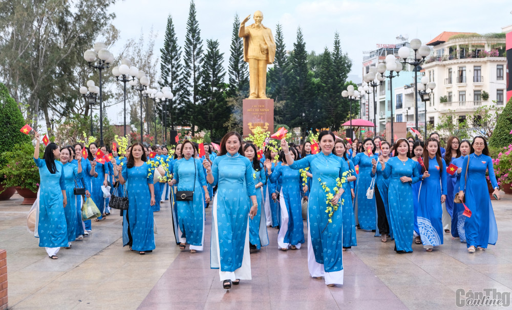 Hội LHPN phường An Thới, quận Bình Thủy ra mắt mô hình “Tổ liên kết hợp tác sản xuất ngành nghề truyền thống và bánh dân gian”. Ảnh: HỒNG VÂN