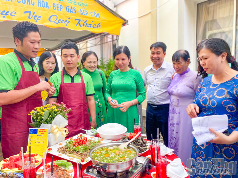 Hội thi nấu ăn với chủ đề “Nam vào bếp” do Hội LHPN phường Phú Thứ, quận Cái Răng, tổ chức. Ảnh: ĐỒNG TÂM