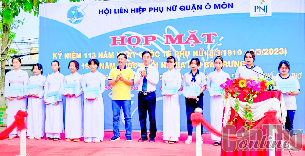 Hội LHPN quận Ô Môn vận động 10 suất học bổng tặng nữ sinh vượt khó học tốt. Ảnh: ĐỒNG TÂM