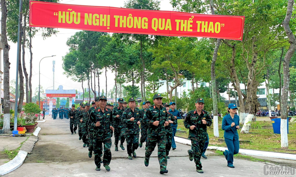 Cán bộ, chiến sĩ LLVT quận Ninh Kiều tham gia Ngày chạy thể thao Quân sự năm 2023.