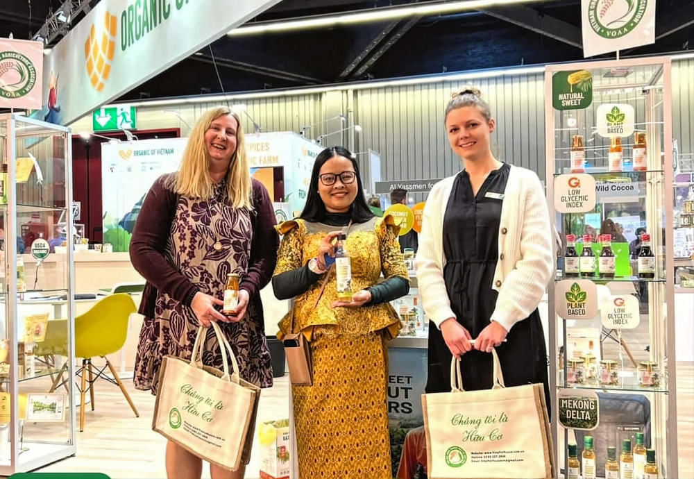 SokFarm quảng bá, giới thiệu các dòng sản phẩm làm từ mật hoa dừa tại hội chợ Biofach 2023. Ảnh: CTV