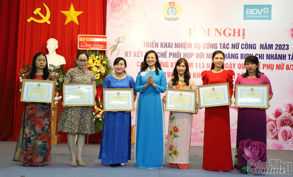 Nhiều hoạt động chào mừng Ngày Quốc tế Phụ nữ Bà Lê Thị Sương Mai, Chủ tịch LĐLĐ TP Cần Thơ tặng Bằng khen cho các tập thể đạt thành tích xuất sắc trong phong trào thi đua “Giỏi việc nước - Đảm việc nhà” năm 2022. Ảnh: HỒNG VÂN