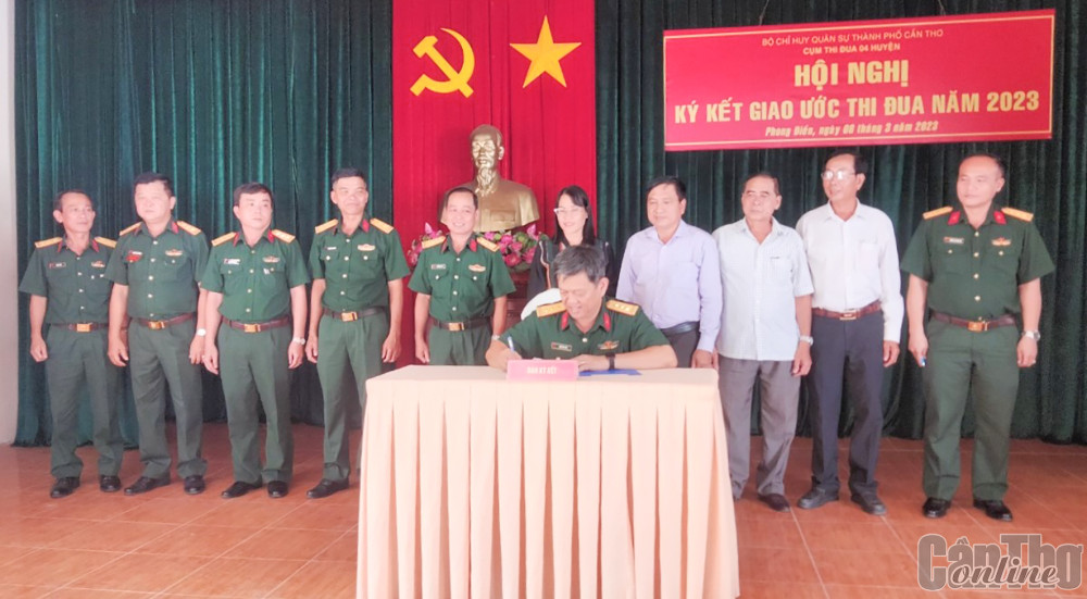 Ban Chỉ huy Quân sự các huyện ký kết giao ước thi đua Đại diện các đơn vị ký kết giao ước thi đua.