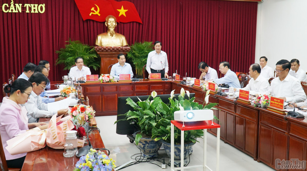 Đồng chí Phạm Văn Hiểu, Phó Bí thư Thường trực Thành ủy, Chủ tịch HĐND thành phố phát biểu tại cuộc họp. Ảnh: ANH DŨNG