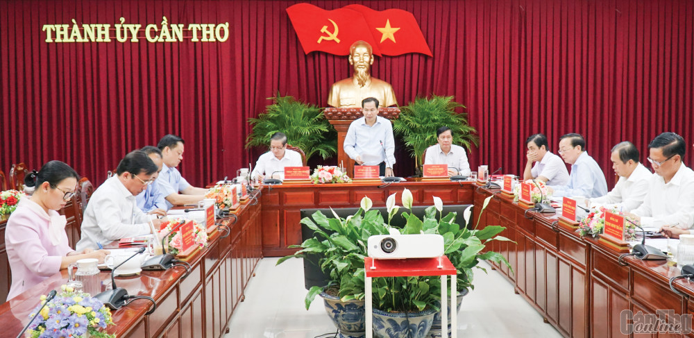 Đồng chí Lê Quang Mạnh, Ủy viên Ban Chấp hành Trung ương Đảng, Bí thư Thành ủy phát biểu kết luận cuộc họp. Ảnh: ANH DŨNG