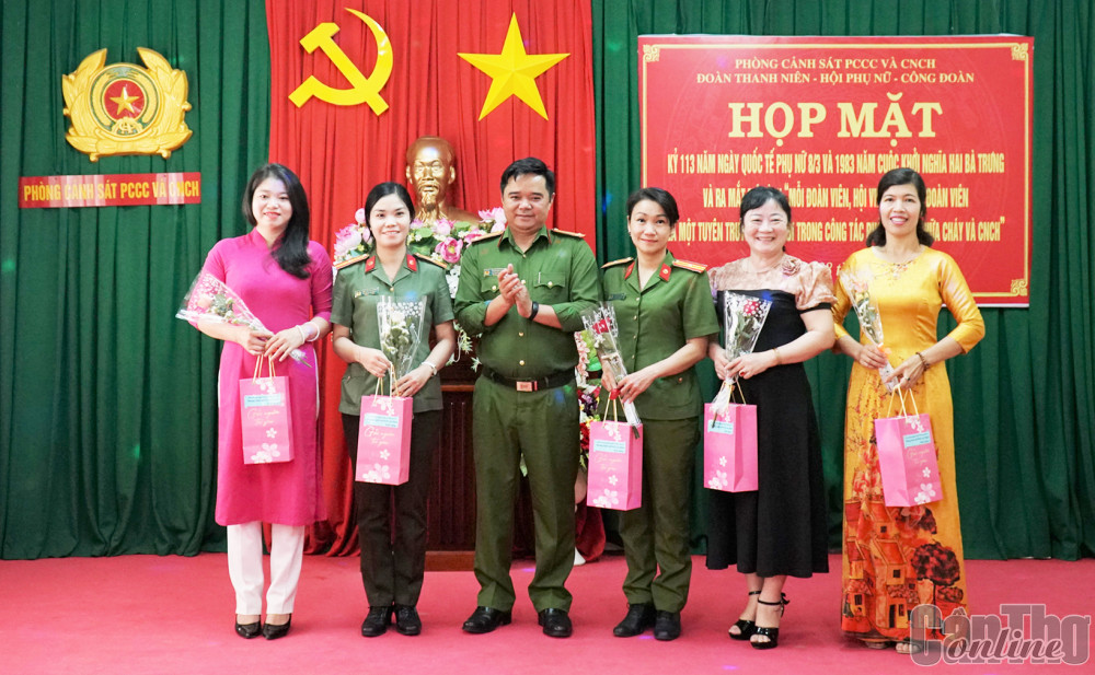 Nhiều hoạt động chào mừng Ngày Quốc tế Phụ nữ Trung tá Phạm Phúc Nam, Phó trưởng Phòng Cảnh sát PCCC&CNCH tặng quà các chị em. Ảnh: PHẠM TRUNG