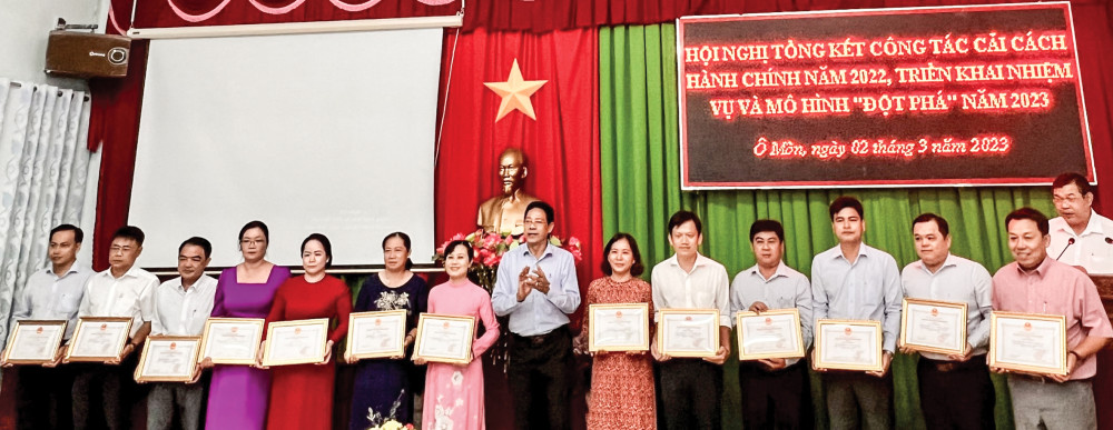 Nhiều tập thể, cá nhân có thành tích cao trong công tác CCHC năm 2022 được Chủ tịch UBND quận biểu dương, khen thưởng.