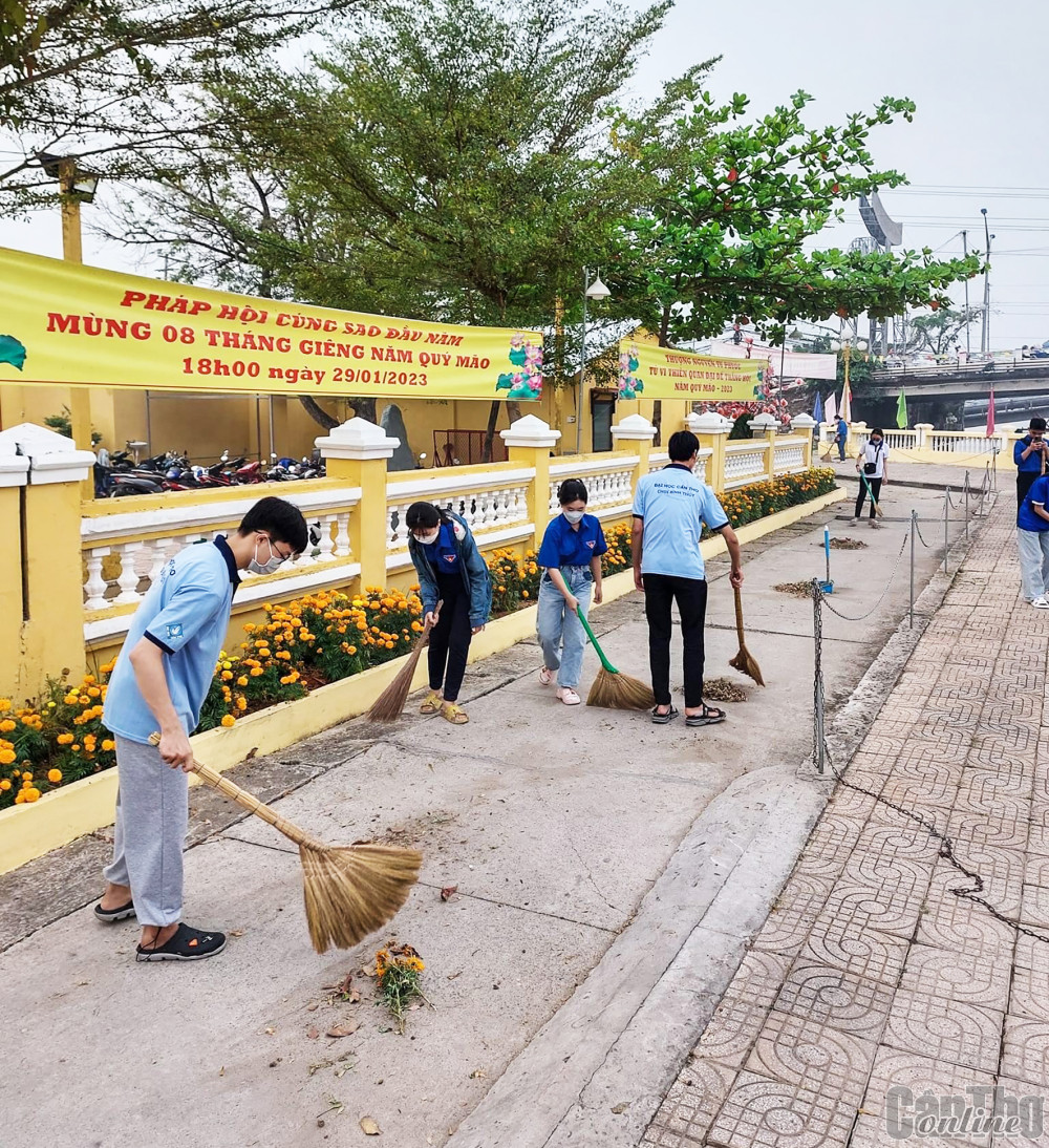 Tuổi trẻ Đoàn phường Bùi Hữu Nghĩa, quận Bình Thủy và sinh viên tình nguyện dọn dẹp vệ sinh môi trường khuôn viên Khu di tích lịch sử - văn hóa Nam Nhã Phật đường.