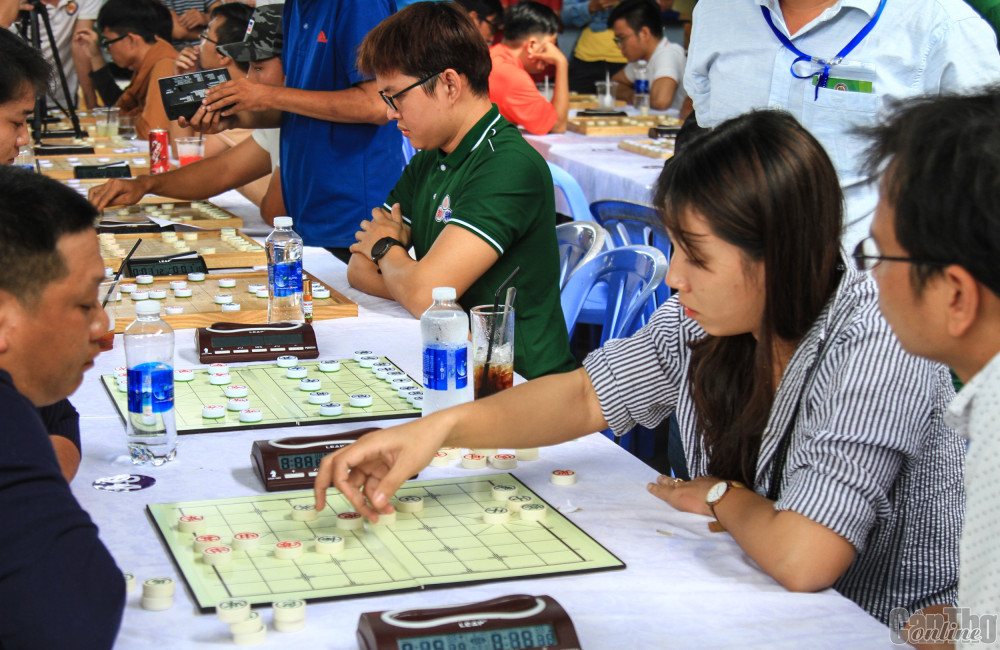 Các nữ kỳ thủ tham gia thi đấu tại giải. Ảnh: Nguyễn Minh