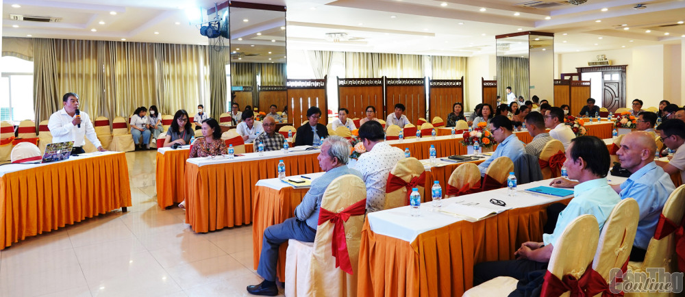 Đại biểu trình bày tham luận tại hội thảo. Ảnh: DUY KHÔI