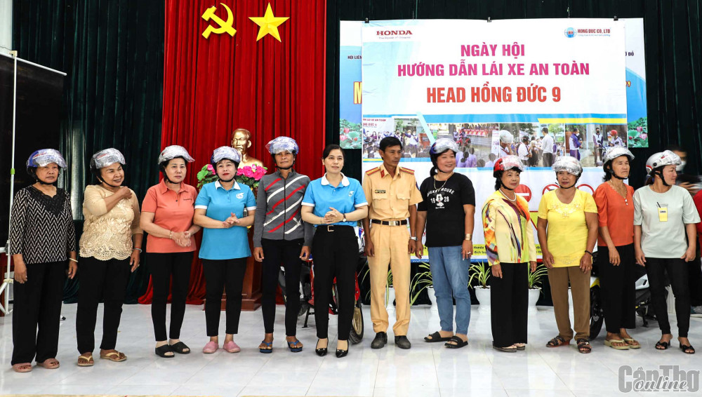 Lãnh đạo Hội LHPN và Công an huyện Cờ Đỏ tặng mũ bảo hiểm cho cán bộ, hội viên phụ nữ.